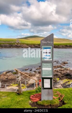 Zeichen für die noss Fähre über Noss Sound von der Insel Bressay, Shetland. Stockfoto