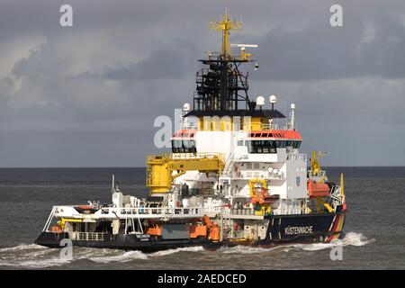 German Water Street Behörden Mehrzweckschiff NEUWERK auf der Elbe. Die Kustenwache ist eine Vereinigung von mehreren Bundesbehörden. Stockfoto