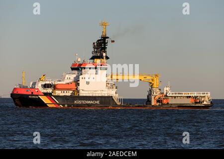 German Water Street Behörden Mehrzweckschiff NEUWERK auf der Elbe. Die Kustenwache ist eine Vereinigung von mehreren Bundesbehörden. Stockfoto