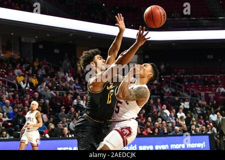 Philadelphia, Pennsylvania, USA. 7 Dez, 2019. Bügel-eulen guard NATE PIERRE-LOUIS (15) verliert die Kontrolle über den Ball s Er kollidiert mit Missouri Tiger guard MARK SMITH (13) auf eine Pause während der Basketball Spiel am Liacouras Center in Philadelphia gespielt. Missouri beat Tempel 64-54. Credit: Ken Inness/ZUMA Draht/Alamy leben Nachrichten Stockfoto