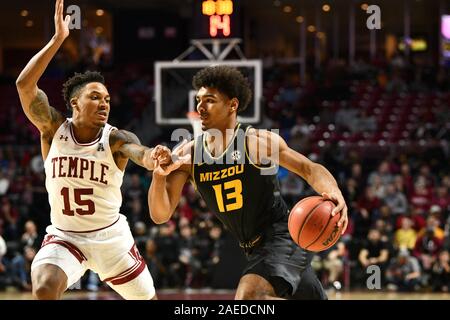 Philadelphia, Pennsylvania, USA. 7 Dez, 2019. Missouri Tiger guard MARK SMITH (13) Laufwerke von Bügel-eulen guard NATE PIERRE-LOUIS (15) Während der Basketball Spiel am Liacouras Center in Philadelphia gespielt. Missouri beat Tempel 64-54. Credit: Ken Inness/ZUMA Draht/Alamy leben Nachrichten Stockfoto