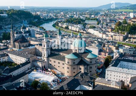 Stadtbild der berühmten und malerischen Salzburg Urlaub tourist resort Stadt in Österreich, Europa Stockfoto