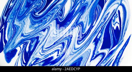 Marmor und Flüssigkeit abstrakt Hintergrund mit Öl Malerei, Blau und Weiß Stockfoto