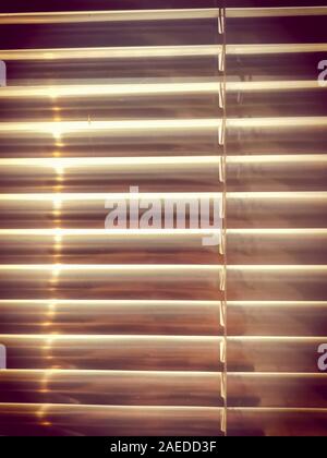 Aluminium Louvre oder Glas Verschluss, der bei geschlossenem Fenster. Vintage Farbe im Hintergrund. Stockfoto