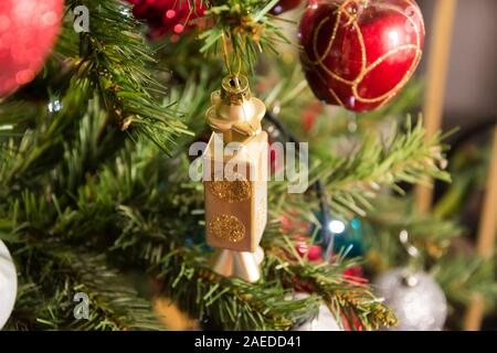 Candy Form Weihnachtsverzierung auf Pine Tree, Detail, Nahaufnahme. Weihnachten Dekorationen Kugeln auf immergrünen Baum Stockfoto