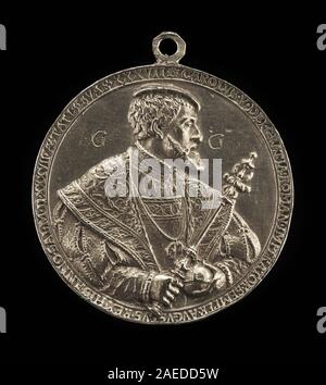 Vorderseite einer Medaille mit Karl V. von Hans Reinhart dem Älteren, 1537. Die Medaille zeigt das Porträt des Königs, die Krone und die Insignien, die seine Herrschaft als König von Spanien (1516–1556) und Kaiser des Heiligen Römischen Reiches (1519) repräsentieren. Stockfoto