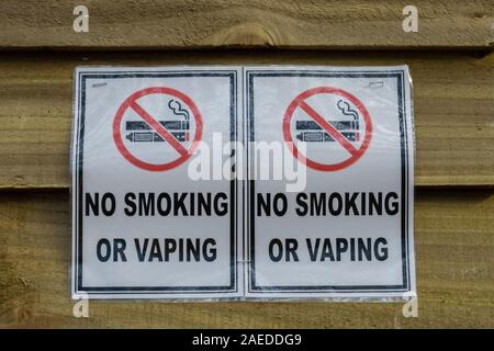 Ein Rauchverbot oder Vaping Zeichen in einem hölzernen Hintergrund Stockfoto