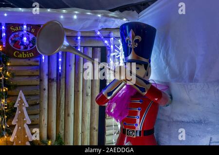 Hölzerner Soldat mit einem Bügel ein Geschäfte weihnachts-Display Stockfoto