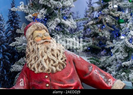 Ein traditionelles Christkind oder Weihnachtsmann Weihnachten Dekoration Statue Stockfoto