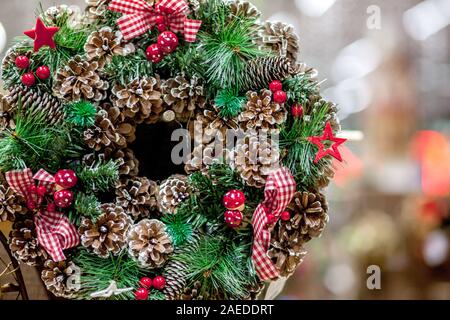 Schöne Weihnachten Kranz auf Store Front Stockfoto