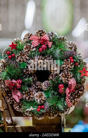 Schöne Weihnachten Kranz auf Store Front Stockfoto