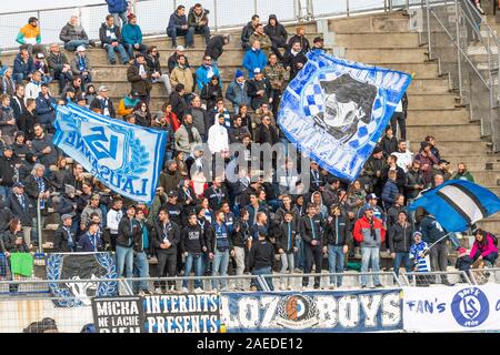 Lausanne, Schweiz. 08 Dez, 2019. Lausanne, Schweiz - 2019/11/08: Die Befürworter der Lausanne Sport, singen, während der 17. Tag des Brach.ch Challenge League zwischen Lausanne Sport und FC Vaduz. Fc Vaduz gewinnt 2-0 (Foto von Eric Dubost/Pacific Press) Quelle: Pacific Press Agency/Alamy leben Nachrichten Stockfoto