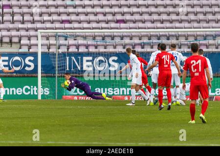 Lausanne, Schweiz. 08 Dez, 2019. Lausanne, Schweiz - 2019/11/08: Thomas Castella (Torhüter) von Lausanne Sport macht einen Stop bei 17 Tag der Brach.ch Challenge League zwischen Lausanne Sport und FC Vaduz. Fc Vaduz gewinnt 2-0 (Foto von Eric Dubost/Pacific Press) Quelle: Pacific Press Agency/Alamy leben Nachrichten Stockfoto