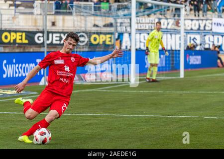 Lausanne, Schweiz. 08 Dez, 2019. Lausanne, Schweiz - 2019/11/08: Puis Dorn des FC Vaduz macht einen langen Pass während der 17. Tag des Brach.ch Challenge League zwischen Lausanne Sport und FC Vaduz. Fc Vaduz gewinnt 2-0 (Foto von Eric Dubost/Pacific Press) Quelle: Pacific Press Agency/Alamy leben Nachrichten Stockfoto