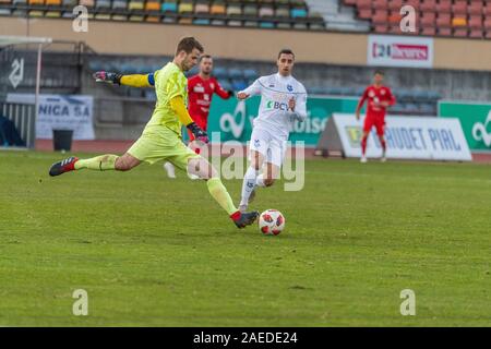 Lausanne, Schweiz. 08 Dez, 2019. Lausanne, Schweiz - 2019/11/08: bejamin Buchel (Torhüter) der FC Vaduz führt ein Anheben, um den Fuß während des 17.Tag der Brach.ch Challenge League zwischen Lausanne Sport und FC Vaduz. Fc Vaduz gewinnt 2-0 (Foto von Eric Dubost/Pacific Press) Quelle: Pacific Press Agency/Alamy leben Nachrichten Stockfoto