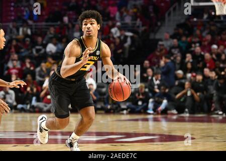 Philadelphia, Pennsylvania, USA. 7 Dez, 2019. Missouri Tiger guard MARK SMITH (13) schaut über die Verteidigung während der Basketball Spiel am Liacouras Center in Philadelphia gespielt. Missouri beat Tempel 64-54. Credit: Ken Inness/ZUMA Draht/Alamy leben Nachrichten Stockfoto