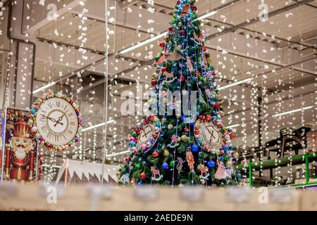 Ternopil, Ukraine - November 16, 2019: Neujahr, Weihnachten Inneneinrichtung. Eingerichtete neue Jahr Tannen im Shop Stockfoto