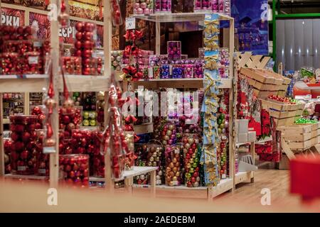 Ternopil, Ukraine - November 16, 2019: Weihnachten Spielzeug auf dem Weihnachtsbaum. Neues Jahr Dekoration. Dekorierte Schaufenster Stockfoto