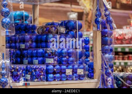 Ternopil, Ukraine - November 16, 2019: Weihnachten Spielzeug auf dem Weihnachtsbaum. Neues Jahr Dekoration. Dekorierte Schaufenster Stockfoto