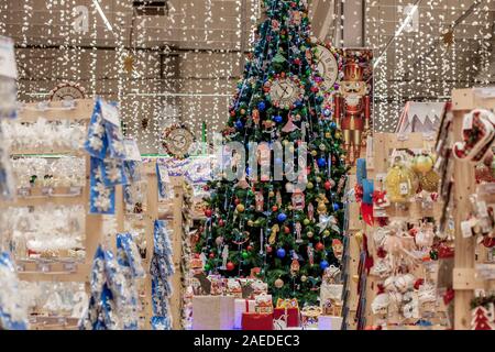 Ternopil, Ukraine - November 16, 2019: Neujahr, Weihnachten Inneneinrichtung. Eingerichtete neue Jahr Tannen im Shop Stockfoto