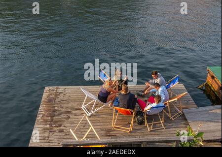 Menschen sitzen, Essen und Trinken durch die Kanäle in Kopenhagen, Dänemark. Stockfoto