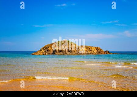 Kleine Insel auf Chia Strand im südlichen Italien. Es ist der schönste Strand in Sardinien. Flamingos leben in der Wildnis. Es ist ein langer Strand mit goldenen Stockfoto