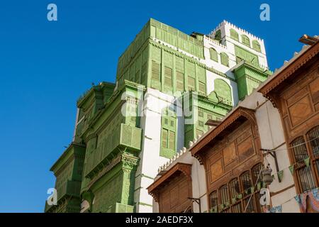 Blick auf die berühmte grünlich Noorwali coral Stadthaus im Souk Al Alawi Straße im historischen Zentrum der Stadt Al Balad, Jeddah, Saudi-Arabien Stockfoto