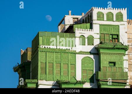 Blick auf die berühmte grünlich Noorwali coral Stadthaus im Souk Al Alawi Straße im historischen Zentrum der Stadt Al Balad, Jeddah, Saudi-Arabien Stockfoto