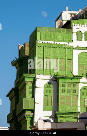 Blick auf die berühmte grünlich Noorwali coral Stadthaus im Souk Al Alawi Straße im historischen Zentrum der Stadt Al Balad, Jeddah, Saudi-Arabien Stockfoto