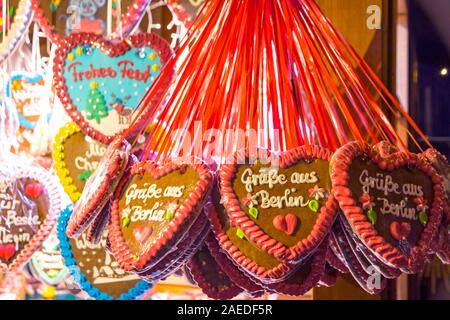 Berlin, Deutschland - 18 Dezember, 2018: Traditionelle deutsche Handarbeit Lebkuchenherz als Geschenke und Weihnachtsschmuck am Weihnachtsmarkt Nea gesehen verwendet Stockfoto