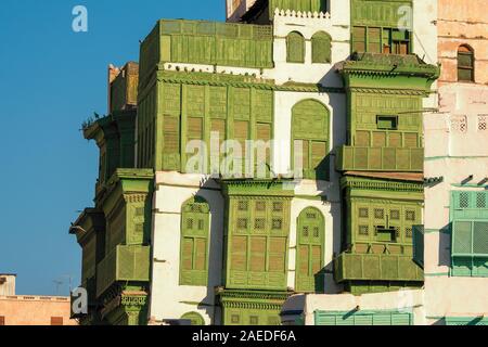 Blick auf die berühmte grünlich Noorwali coral Stadthaus im Souk Al Alawi Straße im historischen Zentrum der Stadt Al Balad, Jeddah, Saudi-Arabien Stockfoto