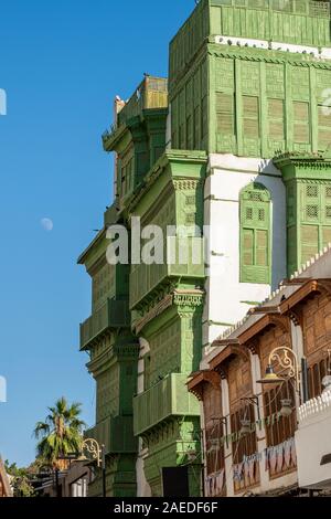 Blick auf die berühmte grünlich Noorwali coral Stadthaus im Souk Al Alawi Straße im historischen Zentrum der Stadt Al Balad, Jeddah, Saudi-Arabien Stockfoto