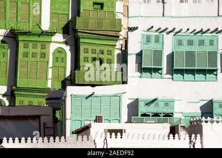 Blick auf die berühmte grünlich Noorwali coral Stadthaus im Souk Al Alawi Straße im historischen Zentrum der Stadt Al Balad, Jeddah, Saudi-Arabien Stockfoto