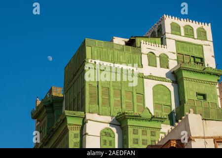 Blick auf die berühmte grünlich Noorwali coral Stadthaus im Souk Al Alawi Straße im historischen Zentrum der Stadt Al Balad, Jeddah, Saudi-Arabien Stockfoto