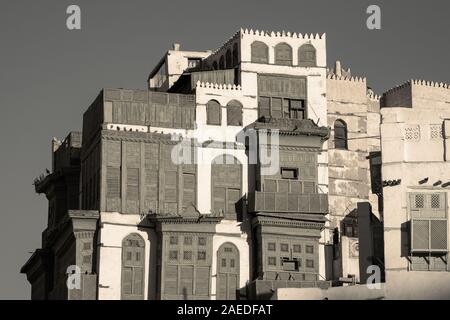 Blick auf die berühmte grünlich Noorwali coral Stadthaus im Souk Al Alawi Straße im historischen Zentrum der Stadt Al Balad, Jeddah, Saudi-Arabien Stockfoto