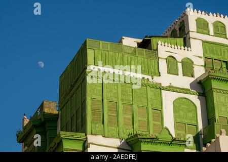 Blick auf die berühmte grünlich Noorwali coral Stadthaus im Souk Al Alawi Straße im historischen Zentrum der Stadt Al Balad, Jeddah, Saudi-Arabien Stockfoto