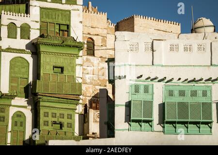 Blick auf die berühmte grünlich Noorwali coral Stadthaus im Souk Al Alawi Straße im historischen Zentrum der Stadt Al Balad, Jeddah, Saudi-Arabien Stockfoto