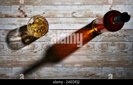 Blick von oben auf einen wiskey Flasche und Glas gefüllt mit Eis Stockfoto