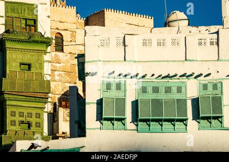 Blick auf die berühmte grünlich Noorwali coral Stadthaus im Souk Al Alawi Straße im historischen Zentrum der Stadt Al Balad, Jeddah, Saudi-Arabien Stockfoto