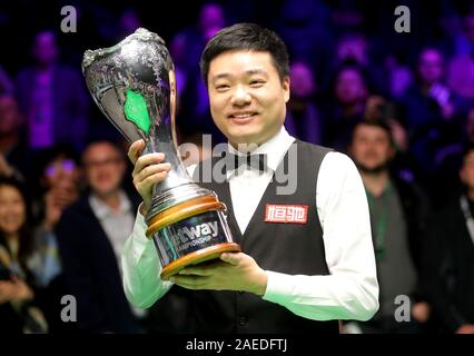 Ding Junhui feiert mit der Trophäe, nachdem er das Betway UK Championship am York Barbican. Stockfoto