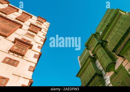 Blick auf die berühmte grünlich Noorwali coral Stadthaus im Souk Al Alawi Straße im historischen Zentrum der Stadt Al Balad, Jeddah, Saudi-Arabien Stockfoto