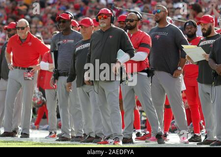 Tampa, Florida, USA. 8 Dez, 2019. Tampa Bay Buccaneers Head Coach Bruce arianer an der Seitenlinie während der NFL Spiel zwischen den Indianapolis Colts und die Tampa Bay Buccaneers bei Raymond James Stadium in Tampa, Florida statt. Andrew J. Kramer/Cal Sport Media/Alamy leben Nachrichten Stockfoto
