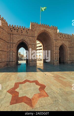 Außenansicht des gemauerte Makkah Gate oder Baab Makkah, ein altes Stadttor am Eingang der Altstadt (Al Balad) von Jeddah, Saudi Arabien Stockfoto