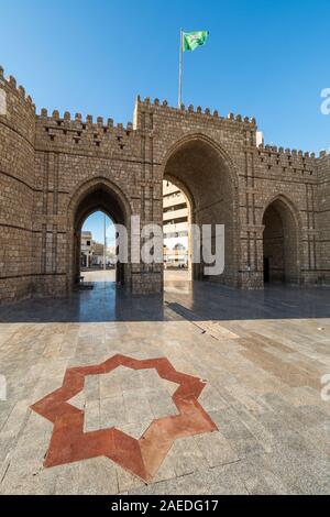 Außenansicht des gemauerte Makkah Gate oder Baab Makkah, ein altes Stadttor am Eingang der Altstadt (Al Balad) von Jeddah, Saudi Arabien Stockfoto