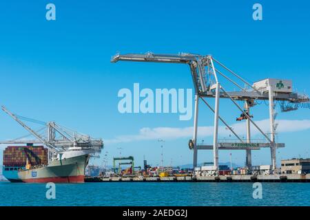 Ship-to-shore Portalkran am Oakland International Container Terminal von Zhen Hua Port Machinery Company gebaut und von Stauereidiensten von Managed Stockfoto