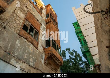 Außenansicht von heruntergekommenen traditionellen Wohngebäude an der Historic District, Al Balad, Altstadt von Jeddah, Saudi-Arabien Stockfoto