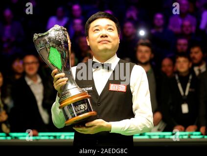 Ding Junhui feiert mit der Trophäe, nachdem er das Betway UK Championship am York Barbican. Stockfoto