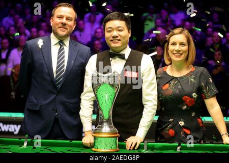 Ding Junhui (Mitte) feiert mit der Trophäe, nachdem er das Betway UK Championship am York Barbican. Stockfoto