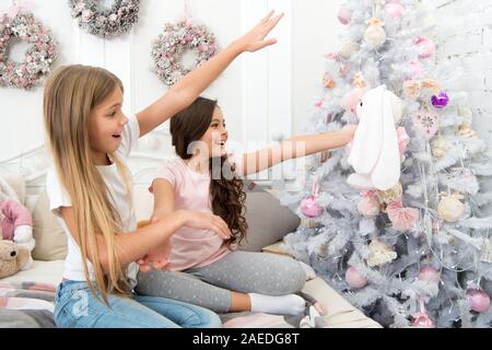 Halten feiern Feiertage sind noch nicht vorbei. Happy Family feiern Weihnachten und neues Jahr. Kleine Kinder feiern Weihnachten. Feiern und Spaß zusammen haben. Stockfoto