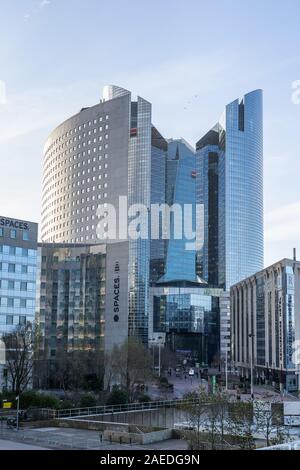 Paris, Frankreich, 8. Dezember: Headquarter der Societe General Bank in La Défense bei Sonnenuntergang Stockfoto